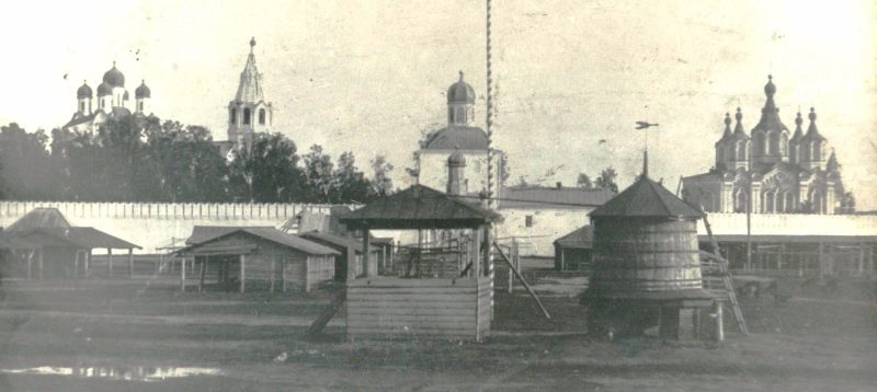 Далматовский монастырь и торговая площадь города (с почтовой открытки 1909 года)